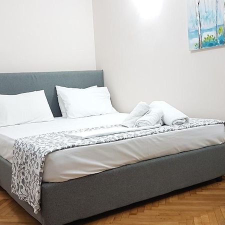 Olive Apartment- Athens Center, 4 BD, 1.5 BATH Exterior foto